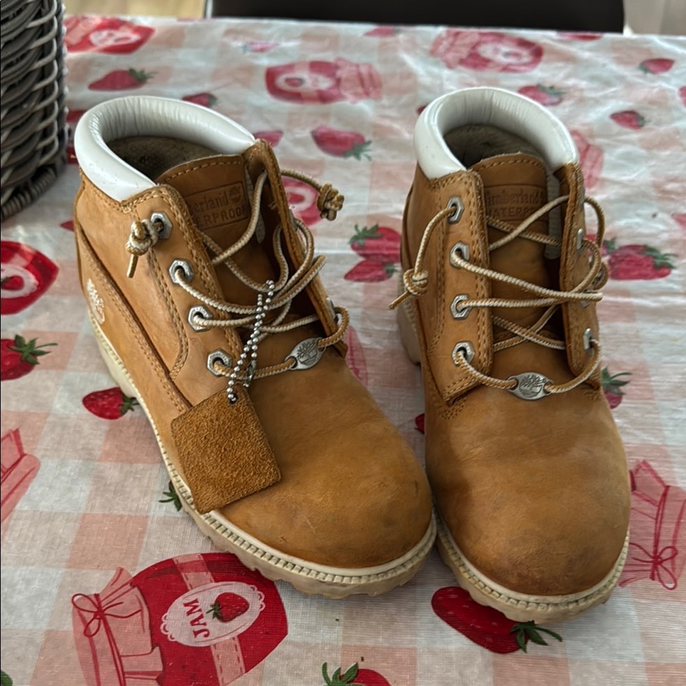 Timberland Tan Ankle Boots with Lace-Up Design and Padded Collar